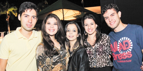 Em noite de balada: Eduardo Marques, Lívia Lopes, Daniela Passareli, Luma Lopes e Matheus Henrique